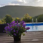 Nyaraló с басейн и джакузи