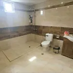 с басейн и джакузи