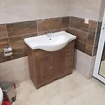 с басейн и джакузи *