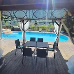 Nyaraló с басейн и джакузи Goranovtsi