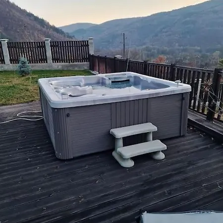 Vakantiehuis с басейн и джакузи *