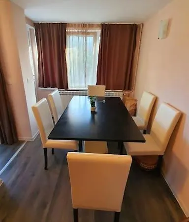Holiday home с басейн и джакузи *