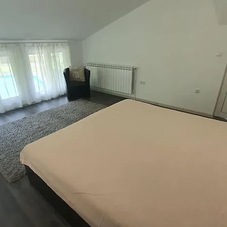 с басейн и джакузи Ваканционна къща