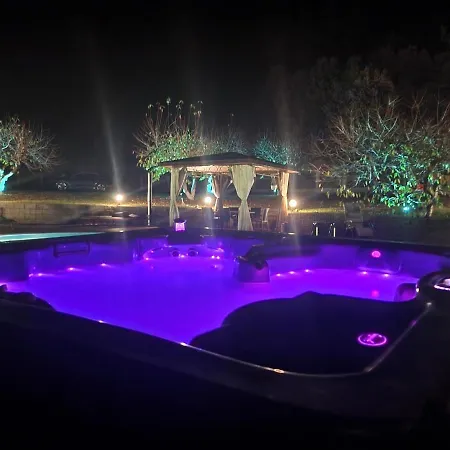 с басейн и джакузи Goranovtsi