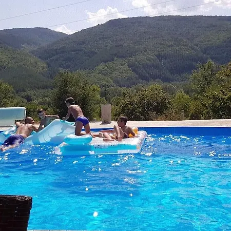 Holiday home с басейн и джакузи *