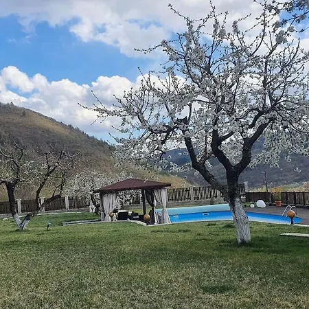 Nyaraló с басейн и джакузи