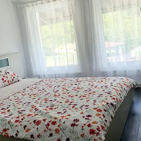 Holiday home с басейн и джакузи