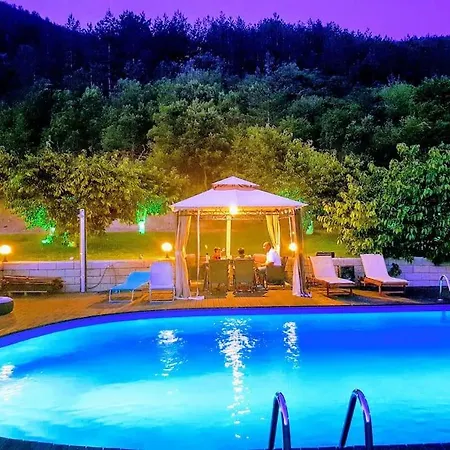 Holiday home с басейн и джакузи *