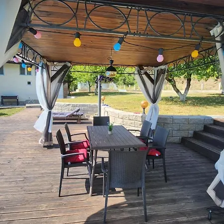 Holiday home с басейн и джакузи