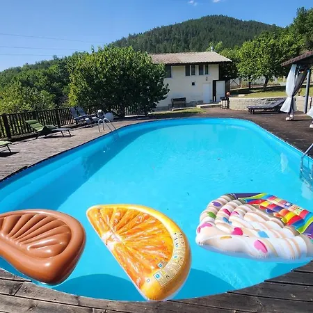 с басейн и джакузи Holiday home Goranovtsi