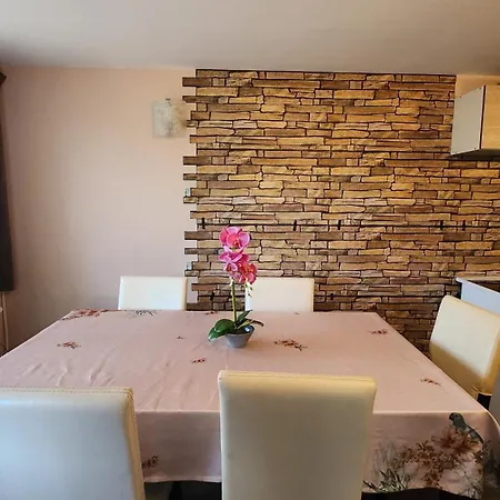 с басейн и джакузи Holiday home Goranovtsi