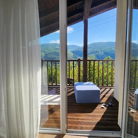 Holiday home с басейн и джакузи *