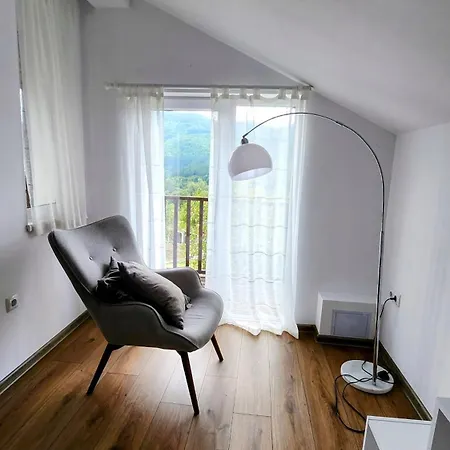 Holiday home с басейн и джакузи