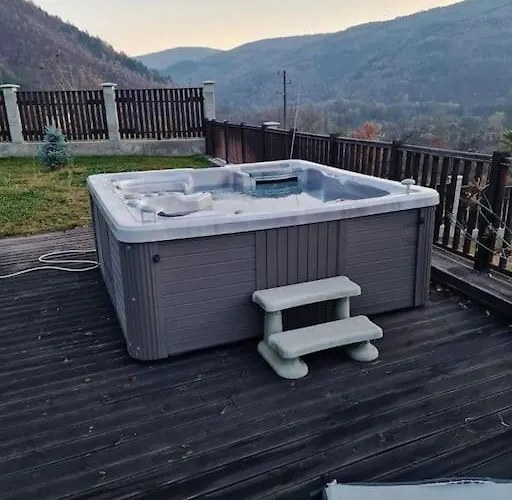 Nyaraló с басейн и джакузи *