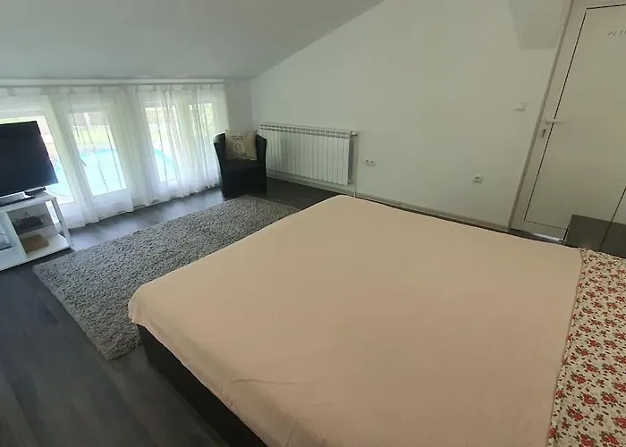 с басейн и джакузи Nyaraló