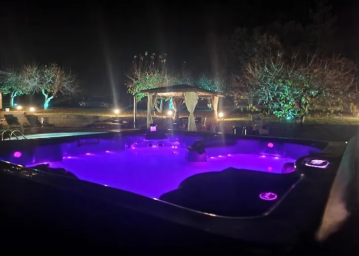 с басейн и джакузи Goranovtsi