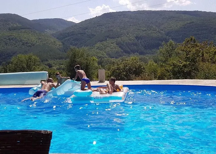 Nyaraló с басейн и джакузи *