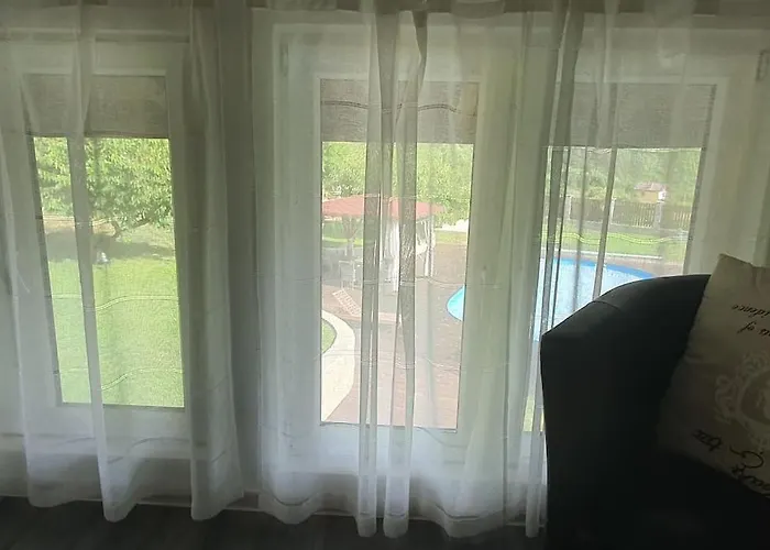 с басейн и джакузи בית נופש