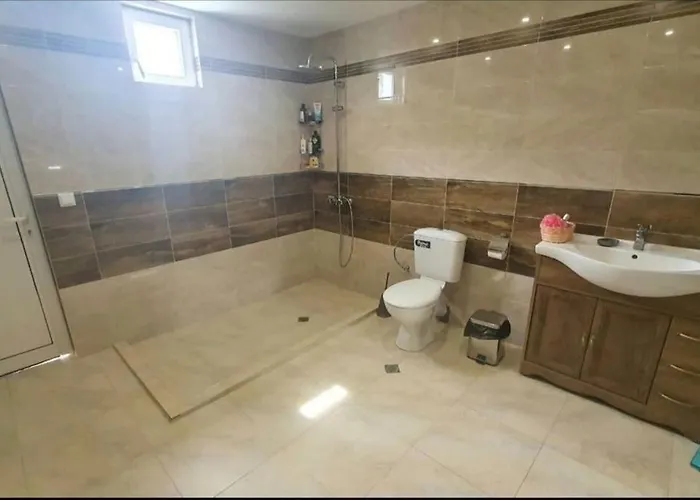 с басейн и джакузи