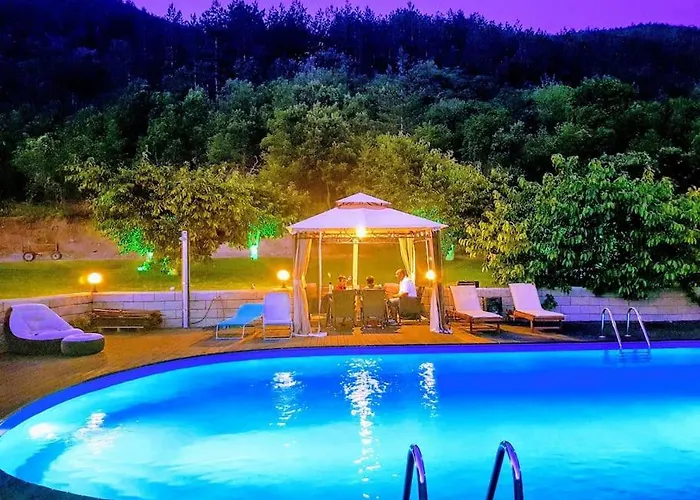 Prázdninový dům с басейн и джакузи *