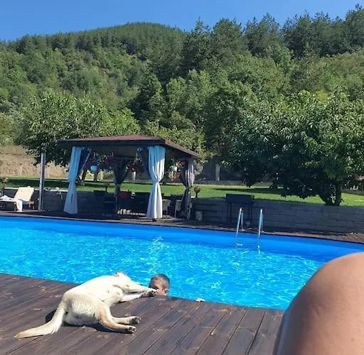 Nyaraló с басейн и джакузи *