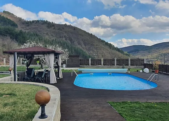 с басейн и джакузи *