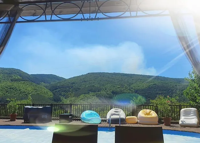 с басейн и джакузи Nyaraló