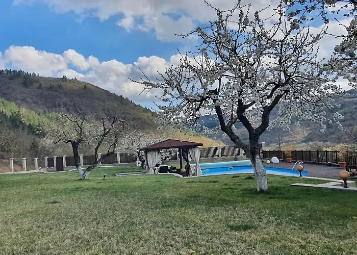 с басейн и джакузи *