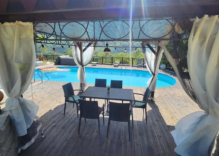 Nyaraló с басейн и джакузи Goranovtsi