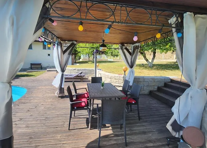 Prázdninový dům с басейн и джакузи