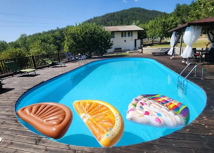 с басейн и джакузи Nyaraló Goranovtsi