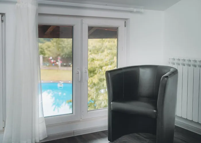 Nyaraló с басейн и джакузи *